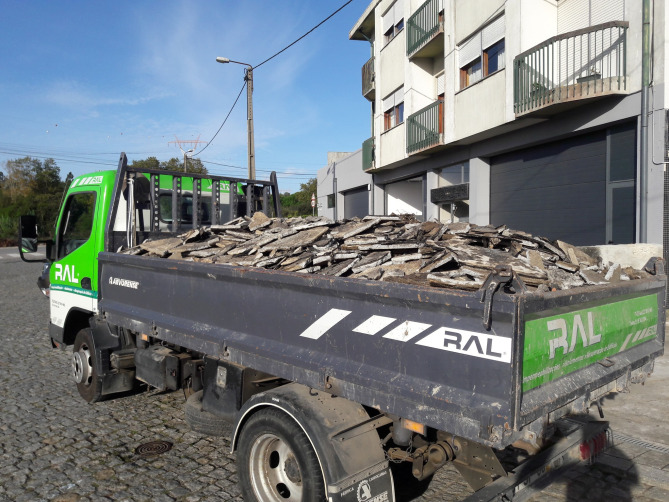 Viatura da RAL Impermeabilizações em obra de recuperação de edifício