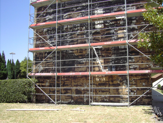 Fachada de edifício com andaimes durante obra de recuperação