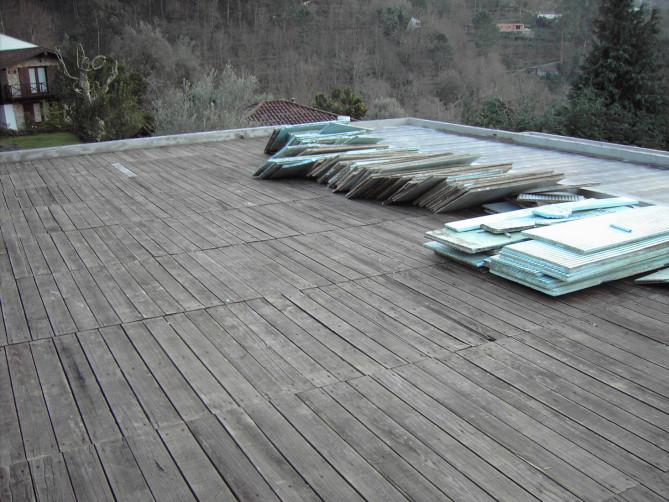 Terraço com revestimento flutuante em deck sobre impermeabilização