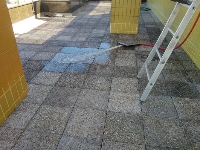 Terraço exterior com pavimento cerâmico recuperado