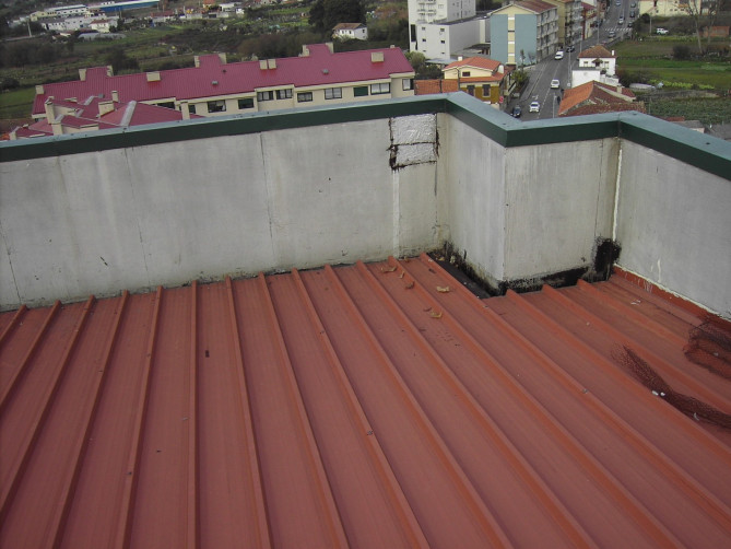 Cobertura metálica e terraço de edifício intervencionados