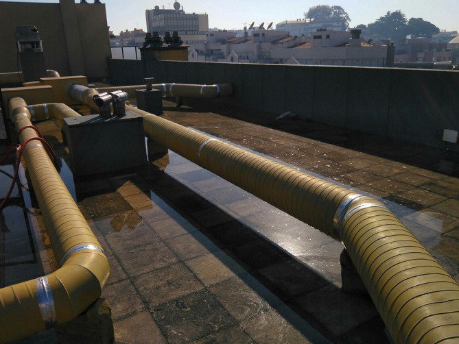 Cobertura em terraço com tubagens e remates impermeabilizados
